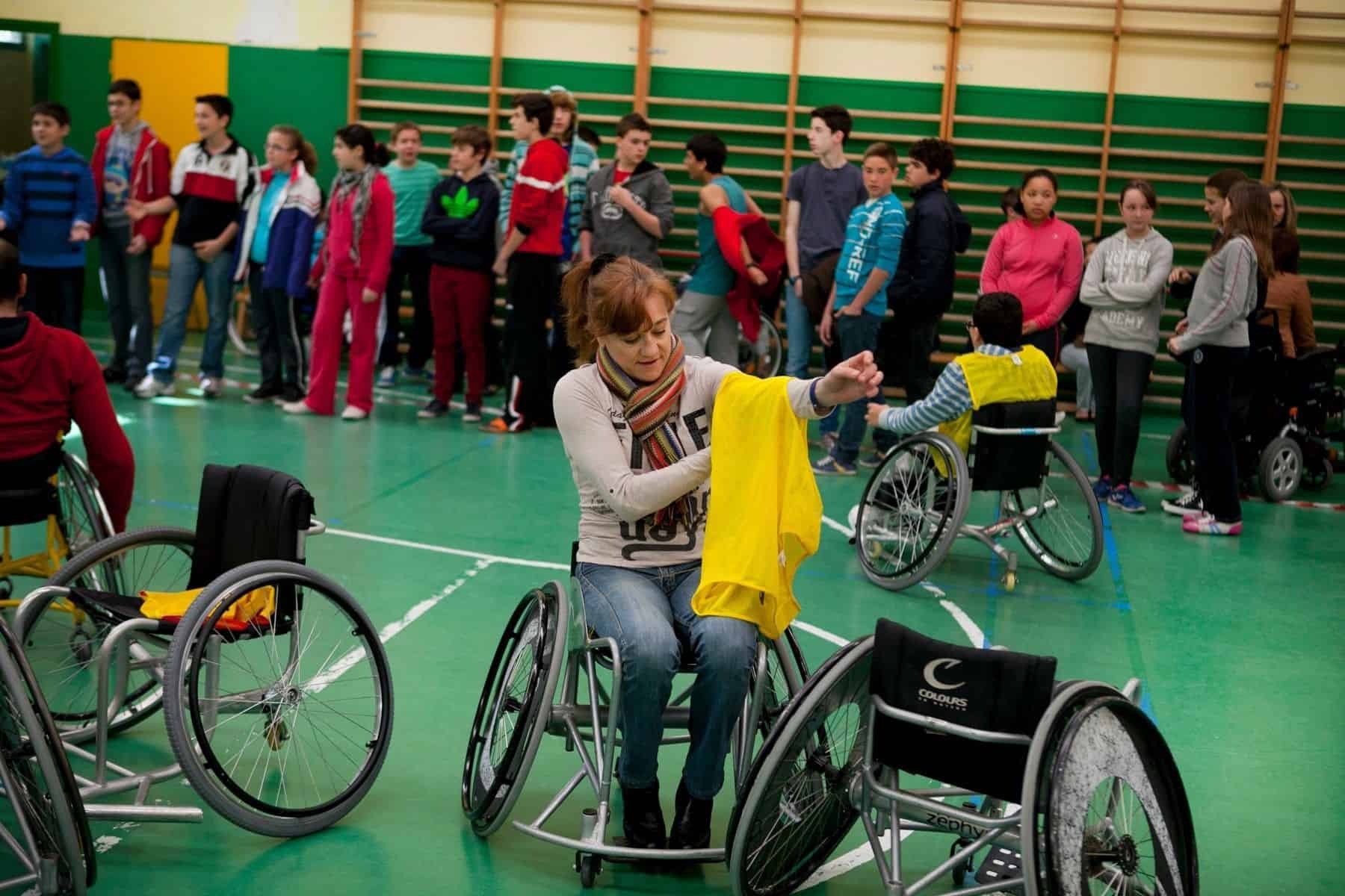 Blanca en una silla de ruedas de baloncesto | Fund También