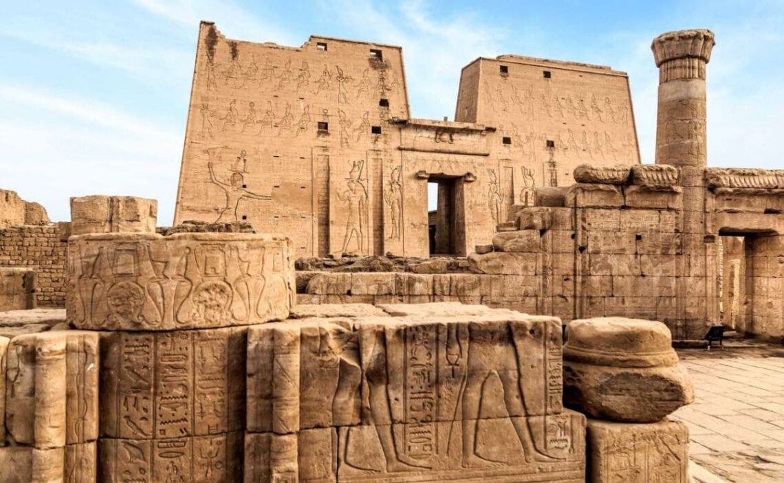 Edfu, ciudad egipcia situada en la ribera occidental del río Nilo