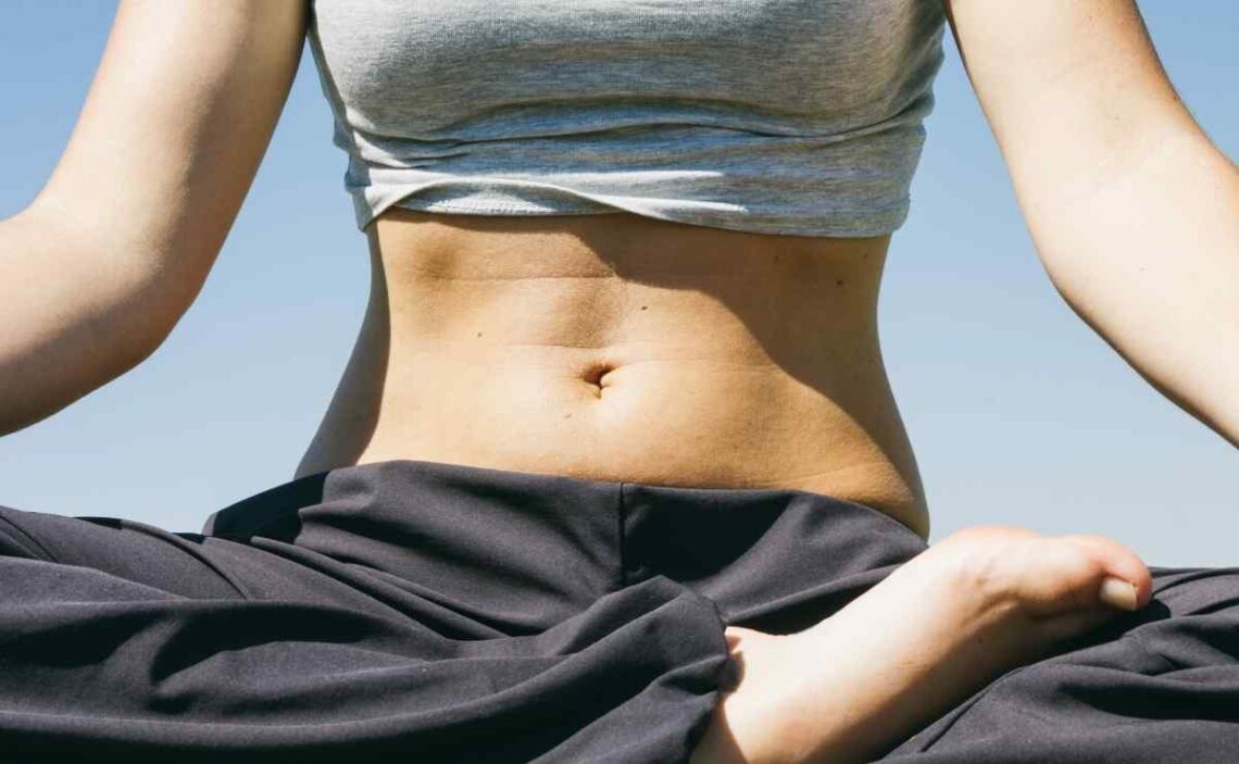 Quieres reducir la hinchazón de tu abdomen? Prueba estas 5 sencillas  posturas de yoga