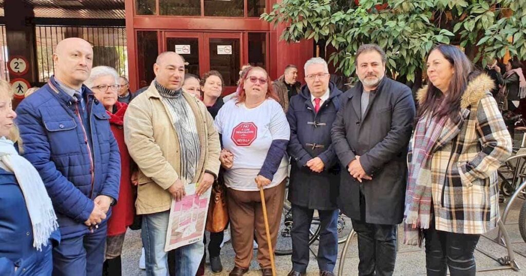 El Banco Sabadell, propietario de la vivienda, va a dejar a Dolores fuera de una casa adaptada a su discapacidad