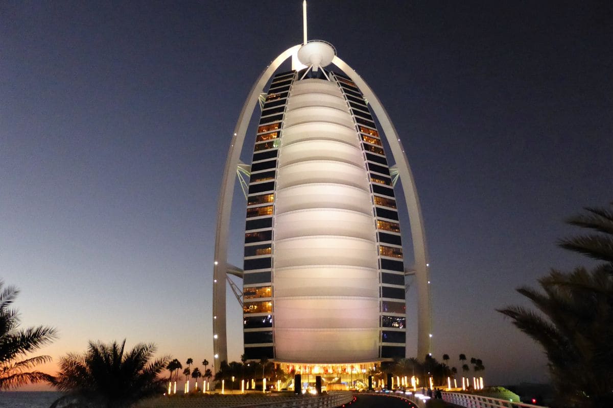 El Burj Al Arab de Dubai es considerado por muchos el único hotel de 7 estrellas / Foto Canva