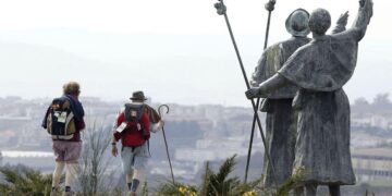 Dos personas haciendo el Camino De Santiago