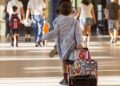 Niño empujando su maleta con ruedas