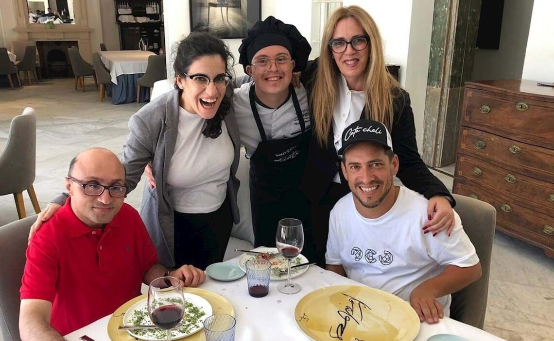 'El Langui' y Jesús Vidal visitan el restaurante inclusivo Universo Santi