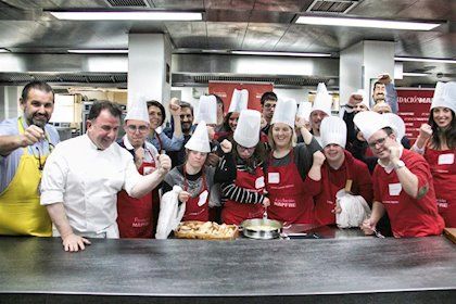 Nueve personas con discapacidad participan en un taller de inserción laboral impartido por el chef Martín Berasategui