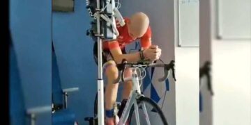El ciclista Juan Francisco Fernández entrenando en el hospital mientras lucha contra la leucemia