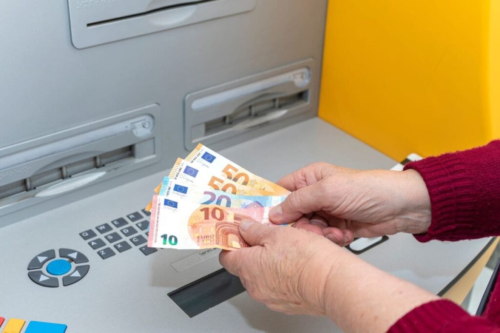 Ingreso Mínimo Vital, dinero, euros, entidad bancaria, banco