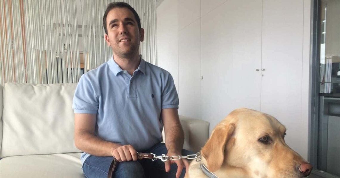 El desarrollador tecnológico ciego y responsable de Accesibilidad de Pasiona, Juan José Montiel - PASIONA