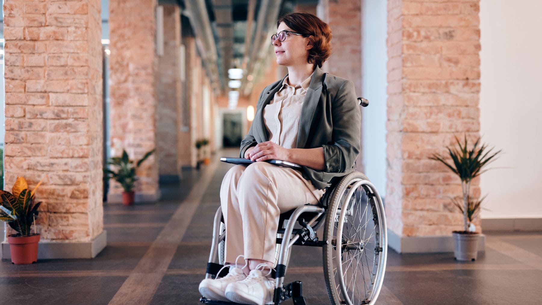 Mujer en silla de ruedas