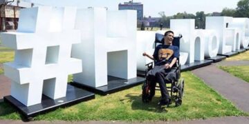 Joven con parálisis cerebral en un jardín