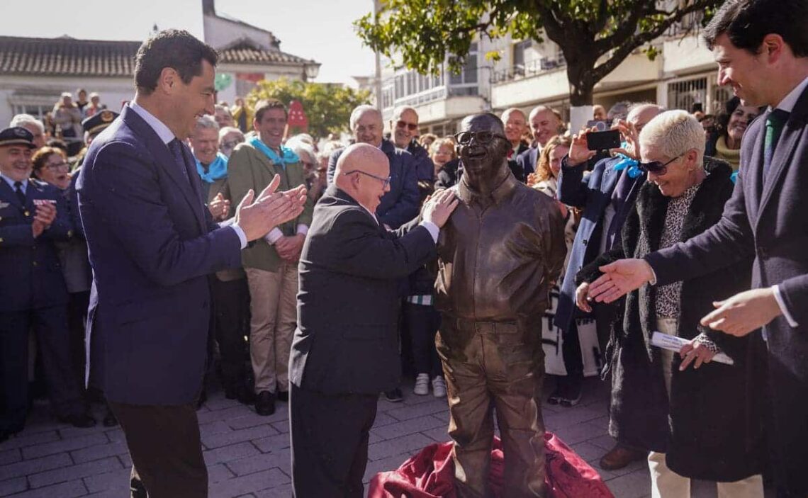 El presidente de la Junta de Andalucia,Juanma Moreno, inaugura una estatua de una persona con síndrome de Down