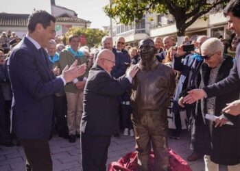 El presidente de la Junta de Andalucia,Juanma Moreno, inaugura una estatua de una persona con síndrome de Down