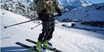 Esquiador con exoesqueleto