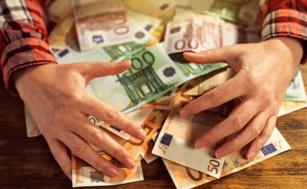 Dinero en efectivo, euros, autónomos, Hacienda, Agencia Tributaria