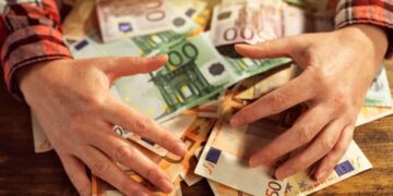 Dinero en efectivo, euros, autónomos, Hacienda, Agencia Tributaria