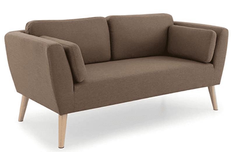 El sofá con descuento en Amazon es en color marrón