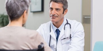 Médico evaluando a una persona con incapacidad permanente