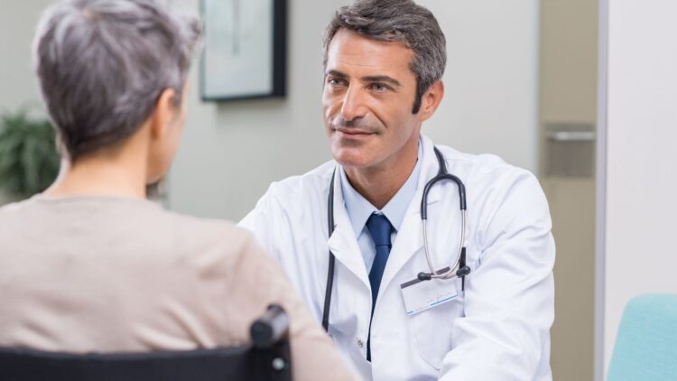 Médico evaluando a una persona con incapacidad permanente