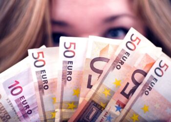 Ahorrar, dinero, ingresos, euros, invertir, gastos