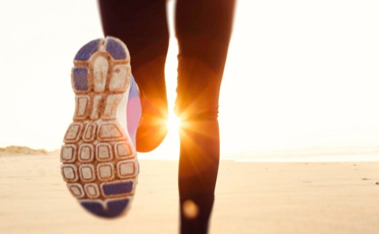 El truco para quemar más calorías cuando sales a andar ejercicios físicos
