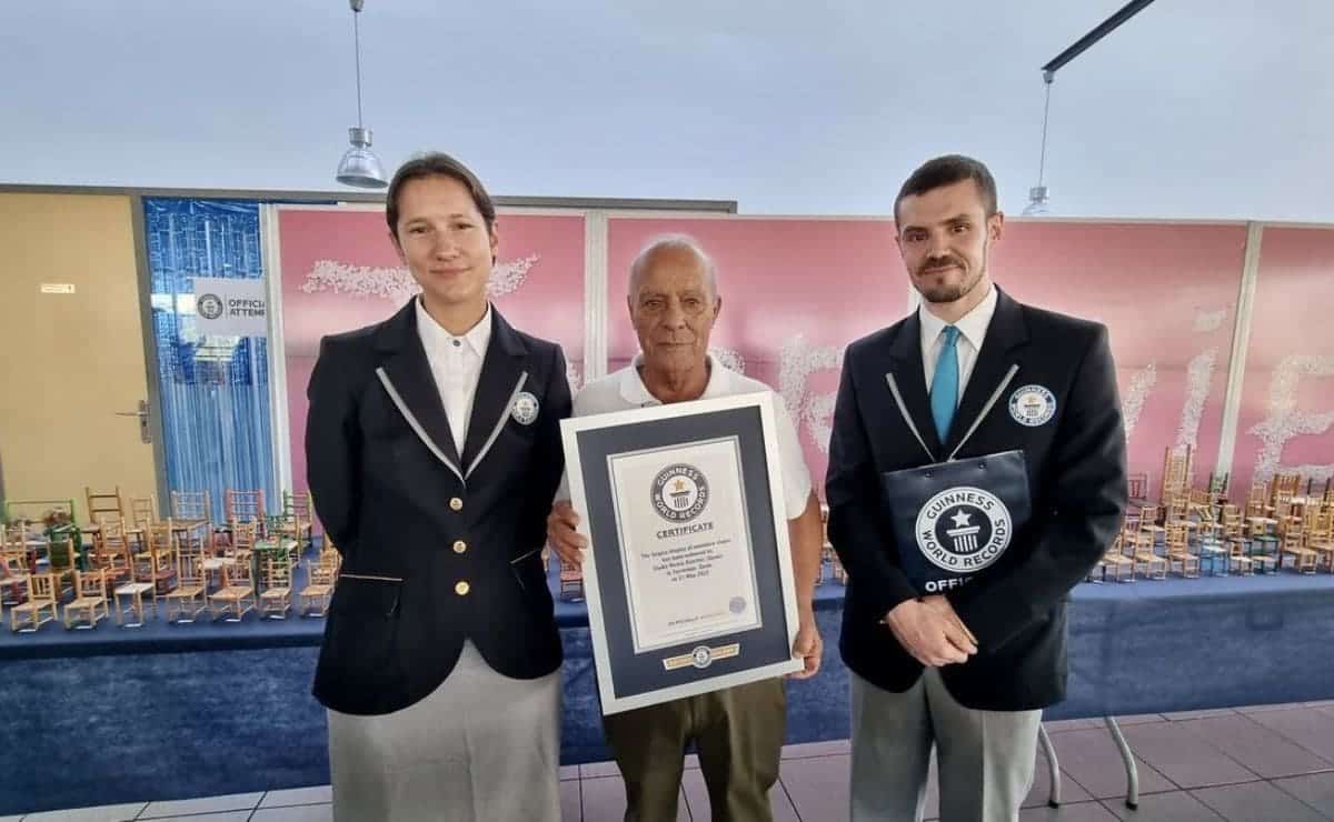 Eladio con el título de Libro Guinness de récords mundiales