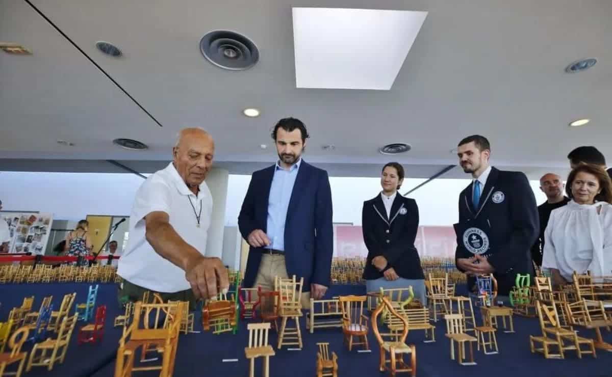 Eladio mostrando sus sillas de Libro Guinness de récords mundiales