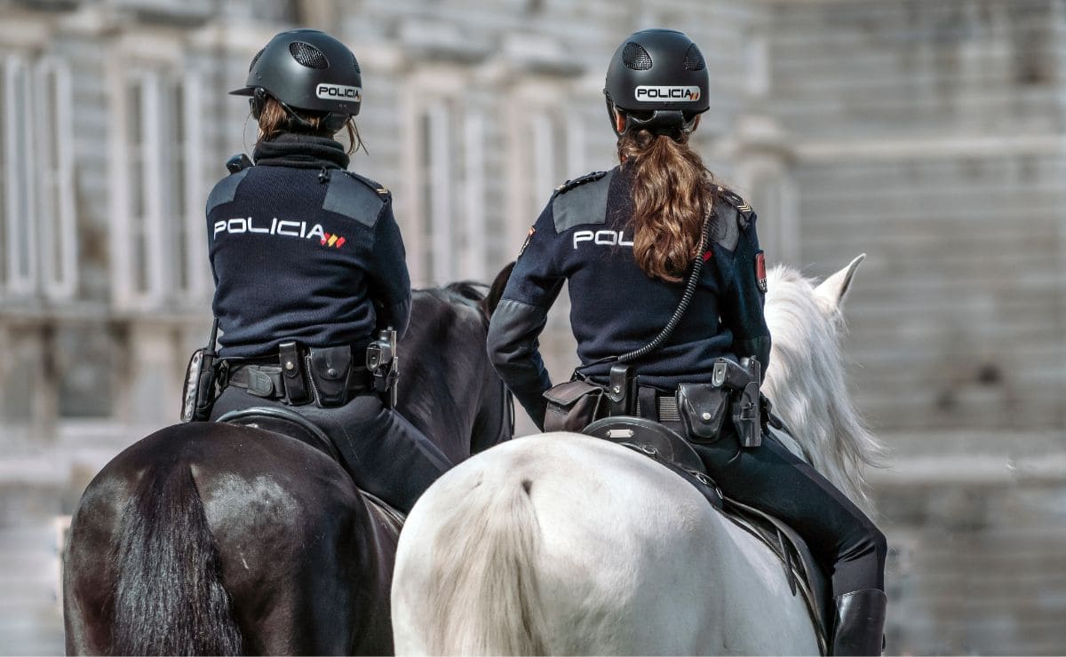 Policía montando a caballo