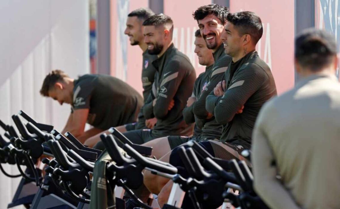 Jugadores del Atlético de Madrid entrenando sobre bicicletas BH Fitness