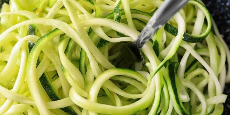 Espaguetis de calabacín con gambas, receta ligera y antioxidante