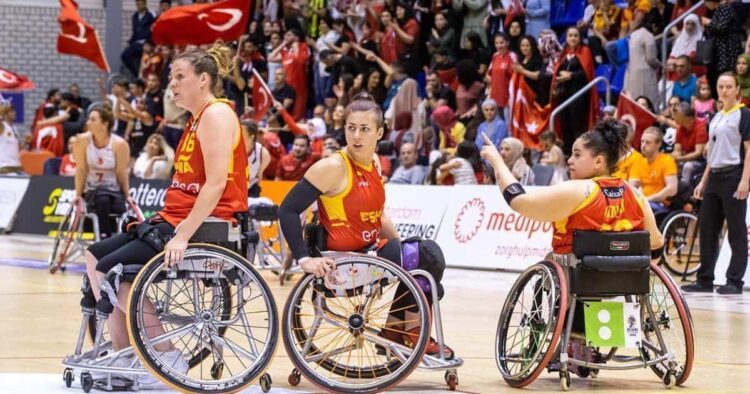 El equipo femenido de España de Baloncesto en silla de ruedas durante el partido ante Turquia
