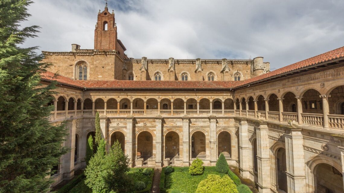 Fachada interior del convento donde se ubica el Parador de León