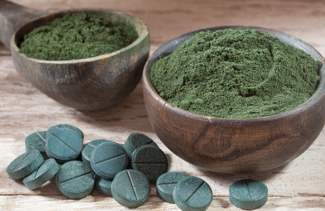 Espirulina en polvo y pastillas