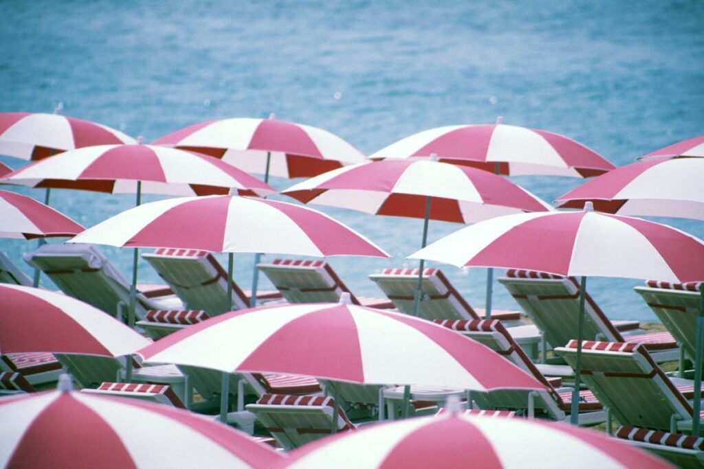 Decathlon tiene la sombrilla de playa que necesitarás en los días de viento