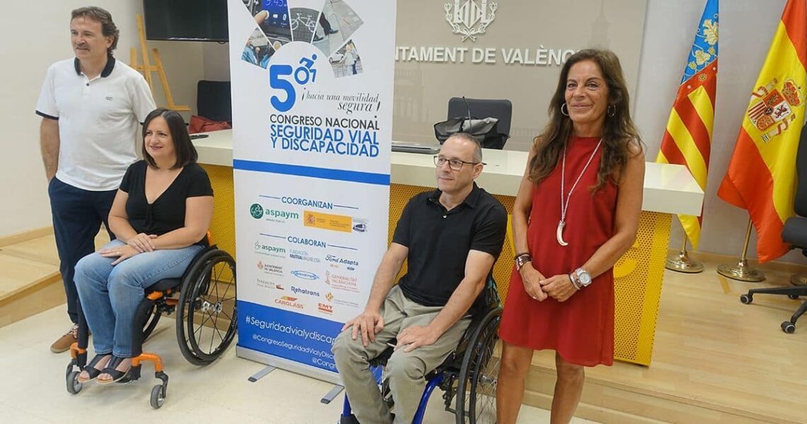 Varios usuarios en la presentación del Congreso