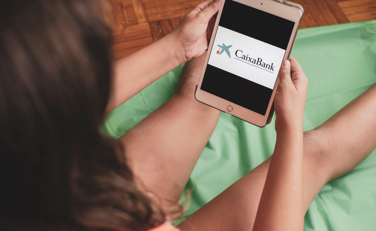 CaixaBank alerta de estafas por Whatsapp./ Licencia Adobe Stock