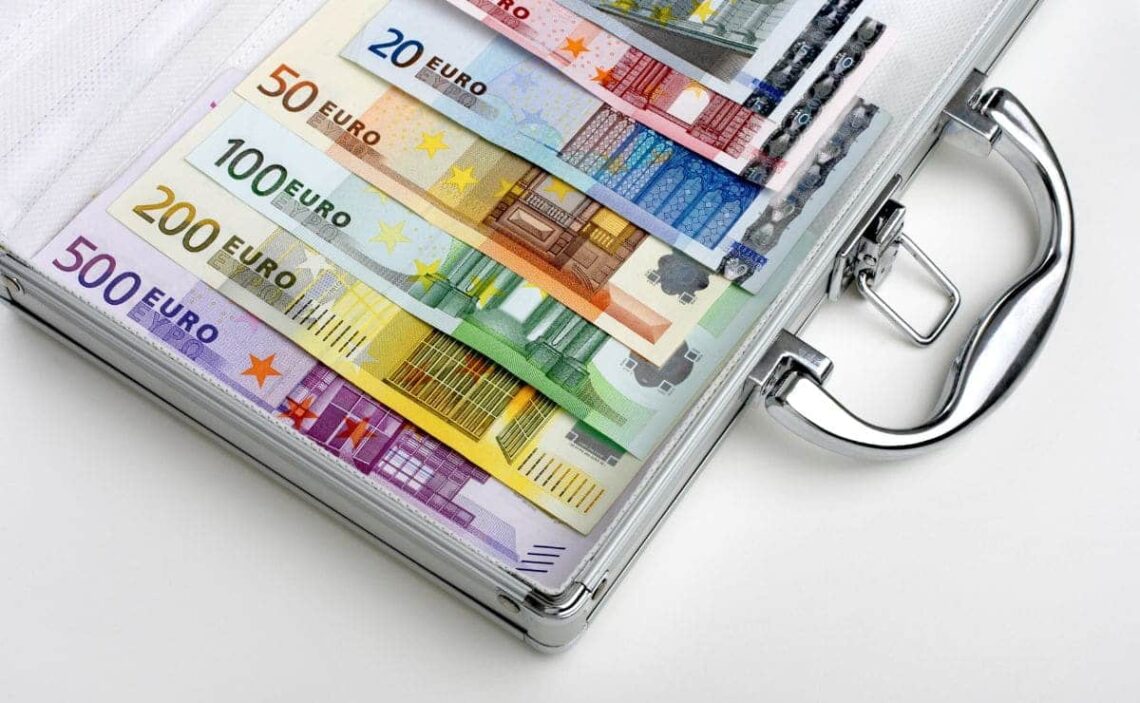 Dinero en efectivo, Hacienda