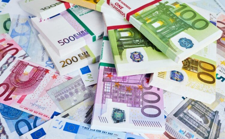 Dinero en efectivo, monedas, billetes, euro, viajar