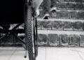 Silla de ruedas ante la falta de accesibilidad
