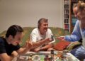 Familia con hijo con discapacidad intelectual juegan durante el confinamiento