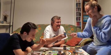 Familia con hijo con discapacidad intelectual juegan durante el confinamiento
