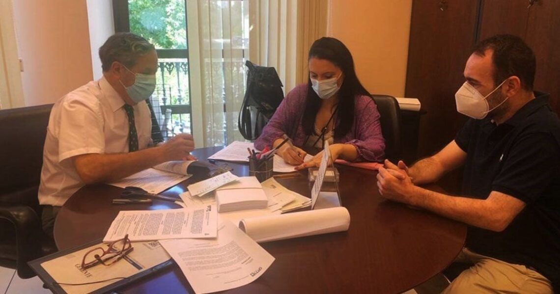 Fepamic formalizando el contrato en el Ayuntamiento de Córdoba