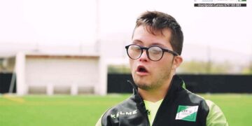 Fernando joven con síndrome de Down entrenador