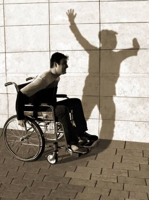 Foto La sombra de una discapacidad de Tamer_ Una de las 33 fotografías premiadas en el World Health Organization Concurso fotográfico Imágenes de salud y discapacidad 2005