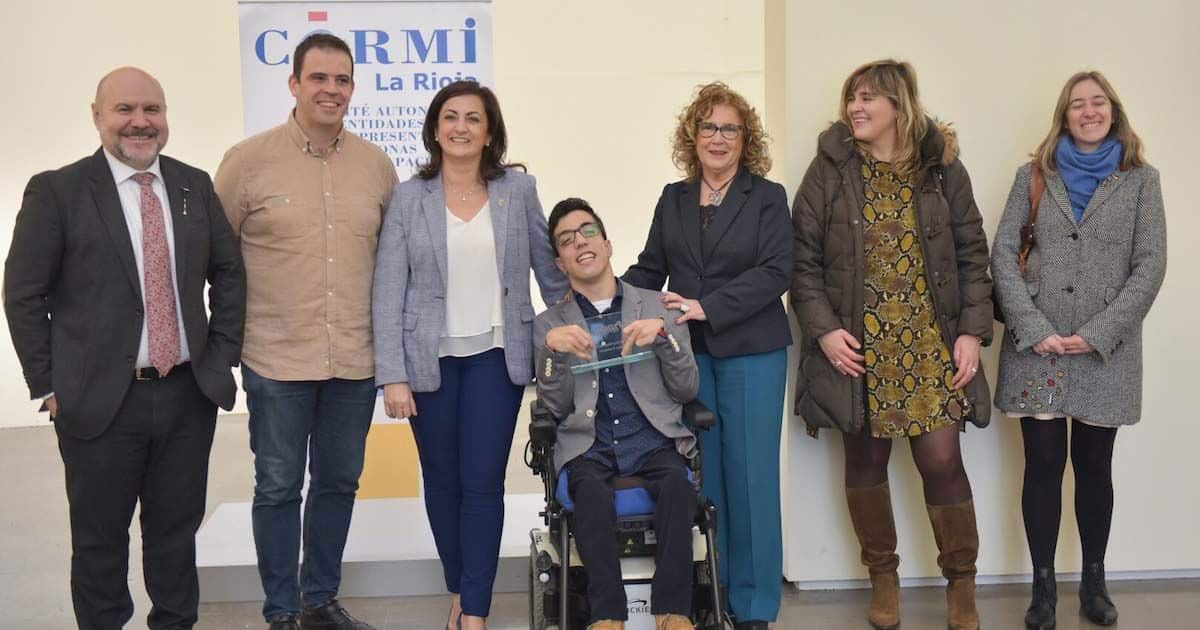 El joven Álex Dominguez que fue levantado por el público en un concierto heavy recibe el 'Premio Cermi.es 2019'