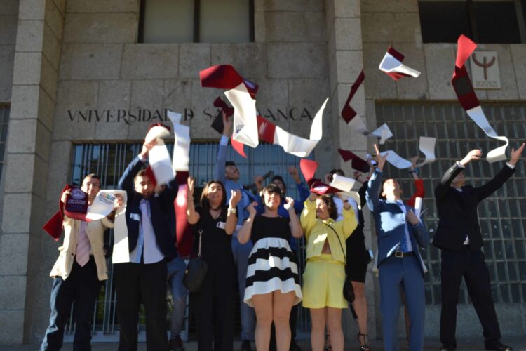 Alumnos celebrando la graduación