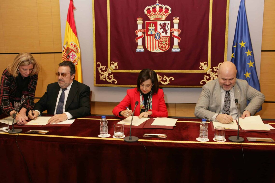 Momento firma de la Ministra de Defensa y presidente de Fundación ONCE y CERMI
