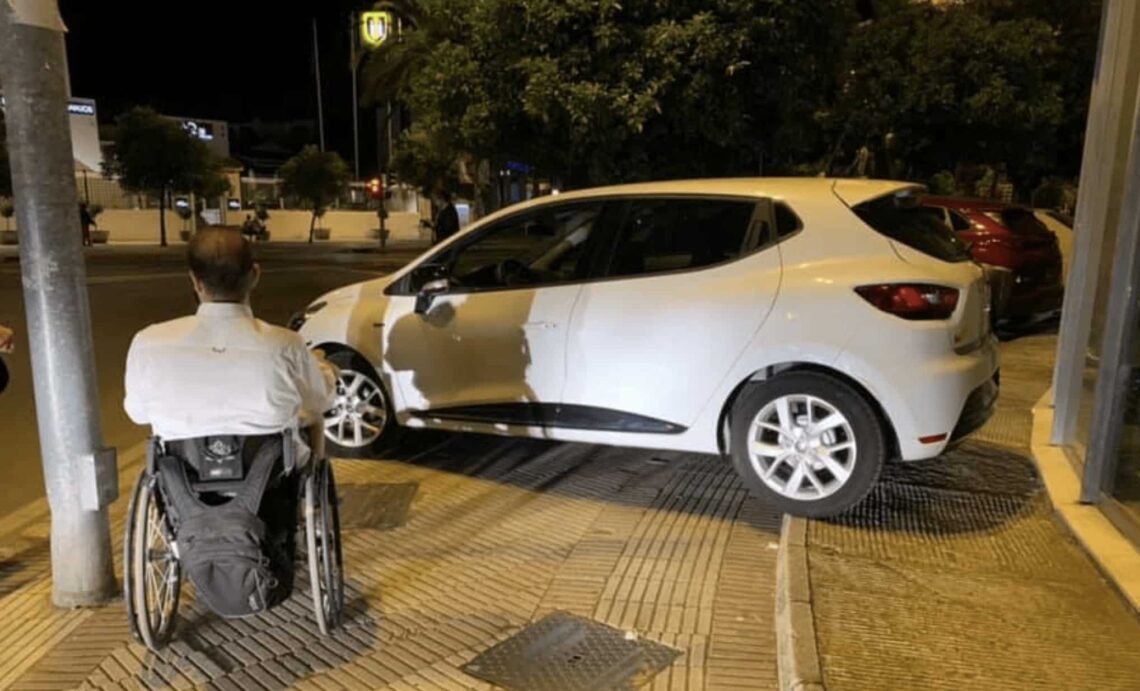 Francisco Zuasti accesibilidad coche mal aparcado