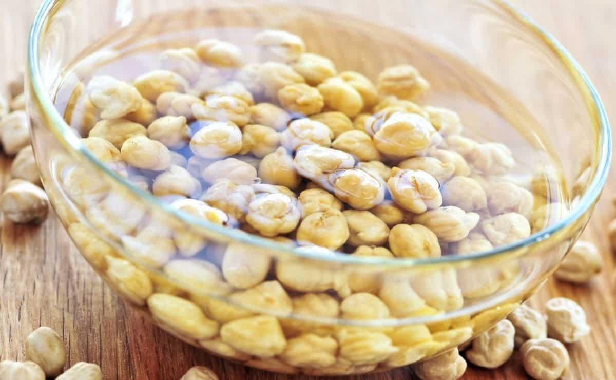 Para cocer los garbanzos es mejor dejarlos en remojo unas horas antes