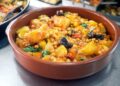 Garbanzos con bacalao, rico en proteínas