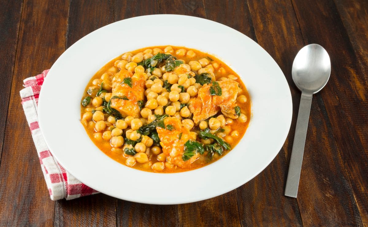 Garbanzos con bacalao, rico en proteínas